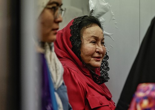 Rosmah Mansor, wife of jailed former Malaysian Prime Minister Najib Razak, speaks to the press after a court ruling to drop money-laundering and tax-evasion charges against her, at the Kuala Lumpur Court Complex, Dec.19, 2024.