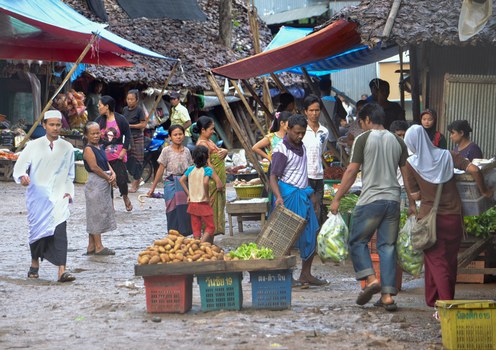 Myanmar’s refugees shop in a morning market in the shelter for displaced persons in Mae La camp, Tak province, Thailand, June 1, 2012.