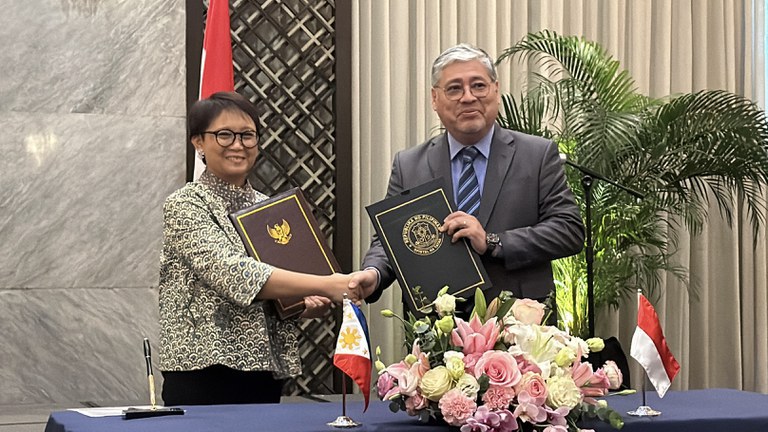 Menteri Luar Negeri Indonesia Retno Marsudi (kiri) dan rekannya dari Filipina, Enrique Manalo (kanan) pada konferensi pers Komisi Gabungan Kerja Sama Bilateral Filipina-Indonesia ke-7 yang diadakan di Manila, Filipina, 9 Januari 2024. [Camille Elemia/BenarNews]