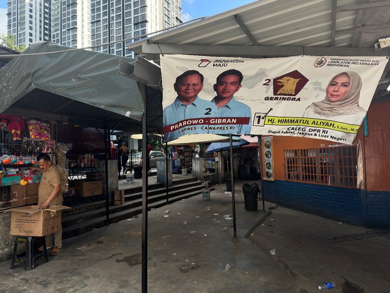 Sebuah spanduk dari Partai Gerakan Indonesia Raya (Gerindra) yang dipasang di sebuah pasar berdekatan dengan Kedutaan Besar Republik Indonesia di Jalan Tun Razak, Kuala Lumpur, 31 Januari 2024. [Iman Muttaqin Yusof/BenarNews]