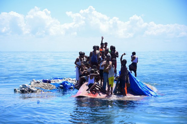 Tim SAR selamatkan 69 pengungsi Rohingya dari kapal kayu terbalik di laut Aceh