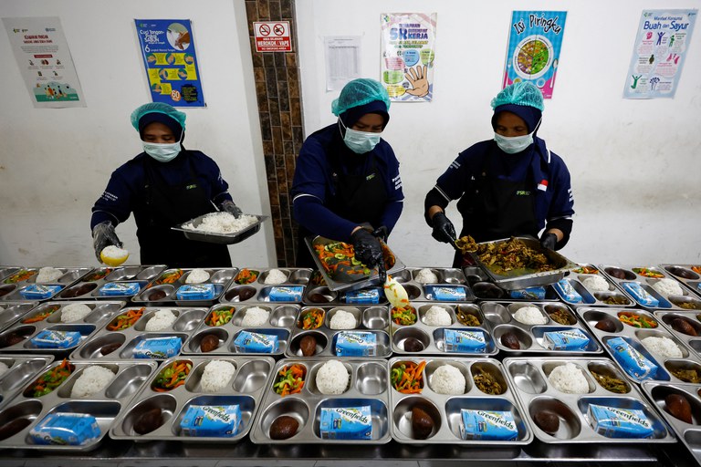 Pekerja menyiapkan makanan bergizi gratis untuk para siswa dalam uji coba program tersebut di dapur percontohan di Sukabumi, Jawa Barat, 25 September 2024. [Willy Kurniawan/Reuters]