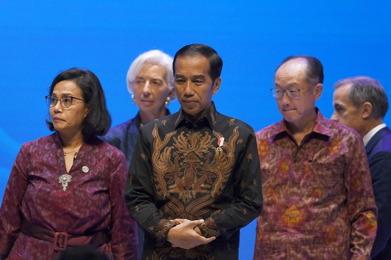 Menteri Keuangan Sri Mulyani Indrawati, Direktur Pelaksana Dana Moneter Internasional saat itu Christine Lagarde, Presiden Indonesia saat itu Joko Widodo, dan Presiden Bank Dunia saat itu Jim Yong Kim menghadiri Seminar Balifintech di Pertemuan Tahunan Dana Moneter Internasional - Bank Dunia 2018 di Nusa Dua, Bali, 11 Oktober 2018. [Zabur Karuru/Antara Foto/via Reuters]