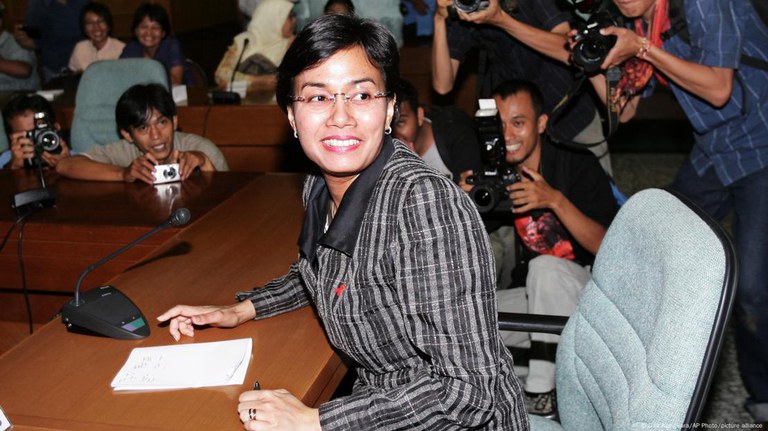 EMPAT Sri Mulyani Indrawati pada tahun 2005 setelah diangkat menjadi Menteri Keuangan Indonesia pada era Presiden Susilo Bambang Yudhoyono. [Dita Alangkara/AP]