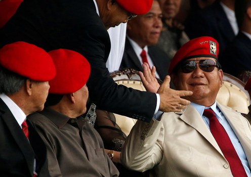 Prabowo Subianto, mantan jenderal Kopassus yang pada waktu itu adalah calon presiden, menyapa para jenderal TNI AD saat menghadiri perayaan hari ulang tahun ke-67 Kopassus di Jakarta, 24 April 2019.