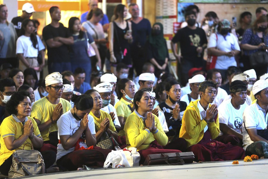 Masyarakat berdoa untuk para korban bom Bali dalam peringatan 20 tahun serangan bom yang menewaskan 202 orang itu, sebagian besar wisatawan asing, di Monumen Peringatan Bom Bali di Kuta, Bali, 12 Oktober 2022.