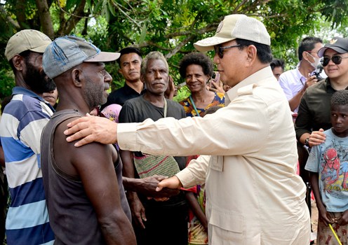 Presiden Prabowo Subianto berbincang dengan warga lokal saat berkunjung ke lokasi program pertanian berkelanjutan di desa Wanam, Merauke, provinsi Papua Selatan pada 3 November 2024.